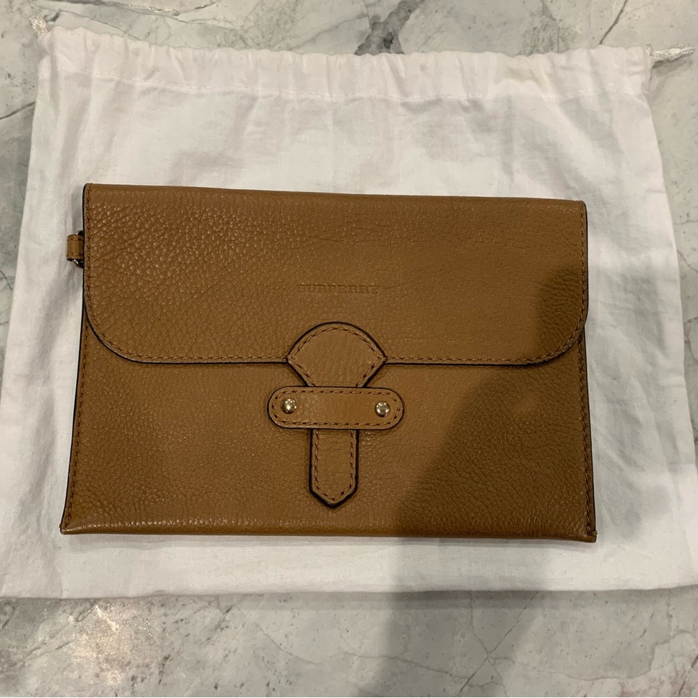 Burberry Ashby caramel hobo bag + pouch. Great for everyday and work. - Picture 12 of 13